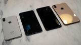 Größentechnisch liegen iPhone XS Max (rechts), das Galaxy S9 Plus und das Huawei P20 in einer Liga. Lediglich das iPhone XS ist mit seinem 5,8-Zoll-Screen für kleinere Hände geeignet.