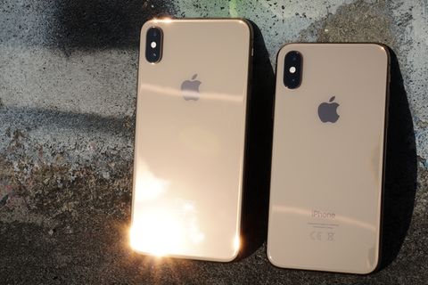 Das iPhone XS Max (links) neben dem etwas kleineren iPhone XS. Auffälligste optische Neuerung ist die goldene Farbe.
