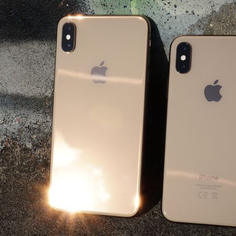 Das iPhone XS Max (links) neben dem etwas kleineren iPhone XS. Auffälligste optische Neuerung ist die goldene Farbe.