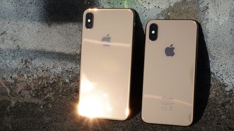 Das iPhone XS Max (links) neben dem etwas kleineren iPhone XS. Auffälligste optische Neuerung ist die goldene Farbe.