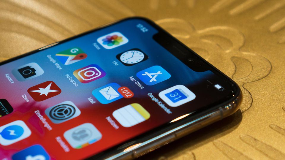 Neues Apple-Smartphone: Die Notch am oberen Ende des Bildschirms. In der Kerbe befinden sich neben der Frontkamera zahlreiche Sensoren zur Gesichtserkennung, mit der das Telefon entsperrt wird. Die Notch am oberen Ende des Bildschirms. In der Kerbe befinden sich neben der Frontkamera zahlreiche Sensoren zur Gesichtserkennung, mit der das Telefon entsperrt wird.