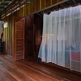 Selva Bananito Lodge  15 Bungalows im zeitlosen Design stehen auf Stelzen auf dem Gelände eines privaten Reservates am Rande des Nationalparks La Amistad in der Nähe von Limón. Wer die großen Terrassentüren nachts offen lässt, schläft praktisch draußen und kann den Geräuschen der Tierwelt lauschen. Besitzer und Initiator Jürgen Stein setzt sich für den Erhalt der Artenvielfalt ein, zeigt abends die neusten Raubkatzenfotos, die die Bewegungskameras im Regenwald eingefangen haben. In dem privaten Reservat werden auch ökologische Bildungsprogramme durchgeführt und eine Stiftung für die Wasserversorgung von Limón unterstützt. Zudem werden Übernachtungen auf einer Plattform im Regenwald organisiert. Eine Öko-Lodge, die an Ursprünglichkeit kaum zu überbieten ist. Hier sollte man mindestens zwei Nächte bleiben, um in die Natur einzutauchen.  Infos: www.selvabananito-lodge.de