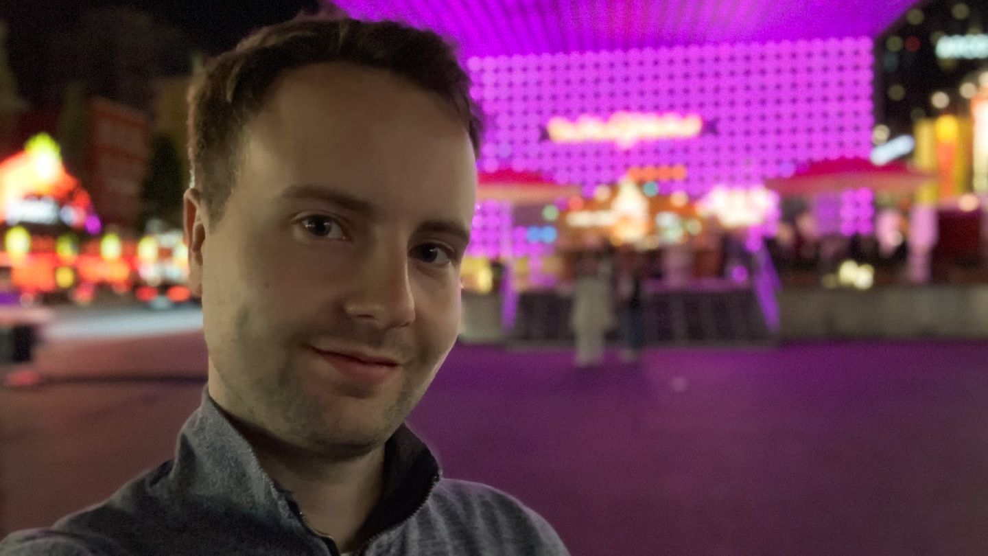 Porträt-Selfie kurz vor Mitternacht: Die Trennung von Vorder- und Hintergrund gelingt trotz Gegenlicht gut. Lediglich bei den Haarspitzen verliert die Kamera einige Details. Insgesamt dennoch ein gutes Ergebnis.