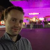 Porträt-Selfie kurz vor Mitternacht: Die Trennung von Vorder- und Hintergrund gelingt trotz Gegenlicht gut. Lediglich bei den Haarspitzen verliert die Kamera einige Details. Insgesamt dennoch ein gutes Ergebnis.