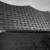 Hamburgs Wahrzeichen - die Elbphilharmonie - in Schwarz-Weiß. Das Bild wurde in Farbe aufgenommen und anschließend in Schwarz-Weiß umgewandelt.