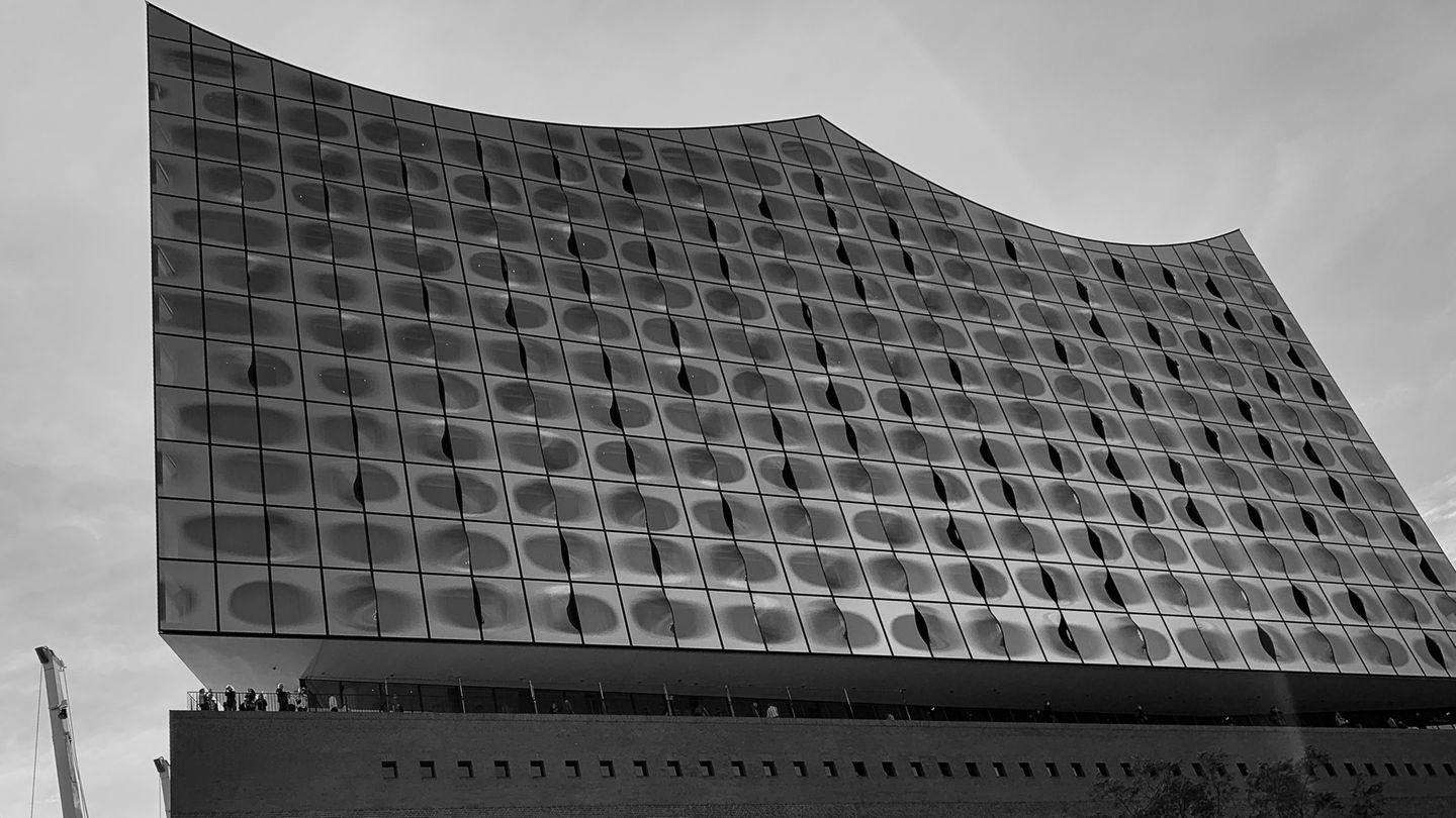 Hamburgs Wahrzeichen - die Elbphilharmonie - in Schwarz-Weiß. Das Bild wurde in Farbe aufgenommen und anschließend in Schwarz-Weiß umgewandelt.