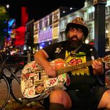 Dank des besseren Bildsensors und des "Intelligenten HDR" sind mit dem iPhone XS ansehnliche Porträts möglich. Diese Aufnahme entstand kurz nach 23 Uhr auf der Reeperbahn. Besonders gelungen ist die Trennung von Vorder- und Hintergrund.