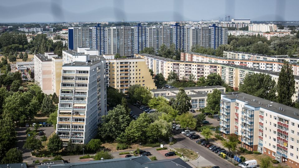 Vor einigen Jahren hat Leppin selbst noch im Plattenbau gewohnt, traf abends die Menschen, deren Probleme ihr Beruf sind.