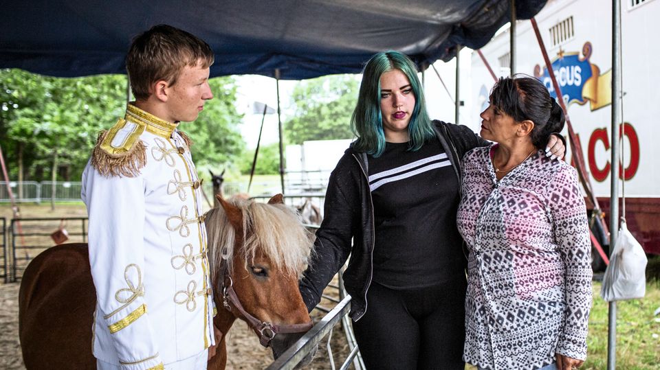 Die 14-jährige Maria (o. M.) bei ihrer ehemaligen Pflegemutter, die mit einem Zirkus durchs Land zieht. Die 14-jährige Maria (o. M.) bei ihrer ehemaligen Pflegemutter, die mit einem Zirkus durchs Land zieht.