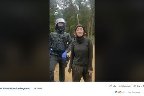 Screenshot vom Facebookvideo, in dem eine Umweltaktivistin im Hambacher Forst, über Engagement spricht.