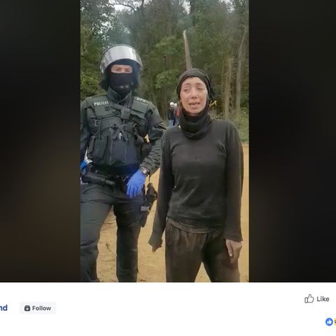 Screenshot vom Facebookvideo, in dem eine Umweltaktivistin im Hambacher Forst, über Engagement spricht.