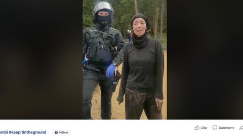 Screenshot vom Facebookvideo, in dem eine Umweltaktivistin im Hambacher Forst, über Engagement spricht.