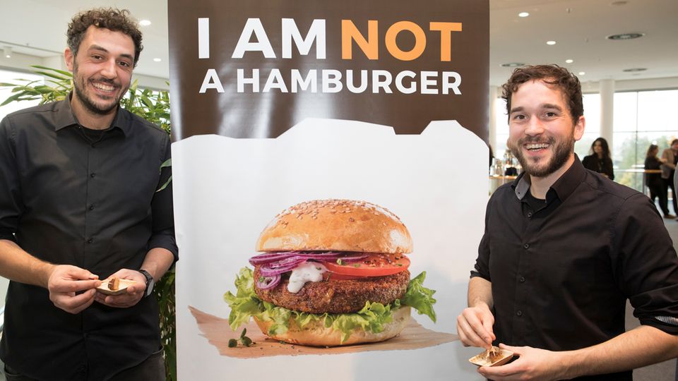 Bugfoundation: Die Macher des Insektenburgers Baris Özel (links) und Max Krämer glauben an Insekten als Nahrungsmittel der Zukunft Die Macher des Insektenburgers Baris Özel (links) und Max Krämer glauben an Insekten als Nahrungsmittel der Zukunft