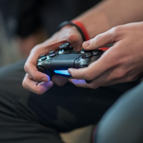 Ein Junge spielt Playstation