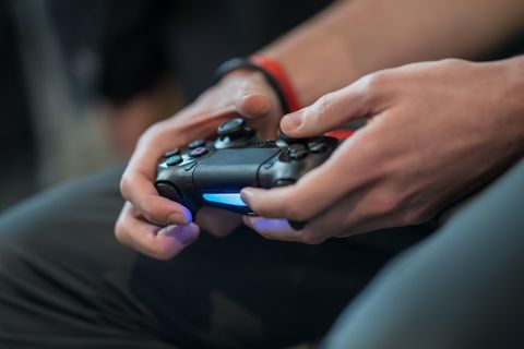 Ein Junge spielt Playstation