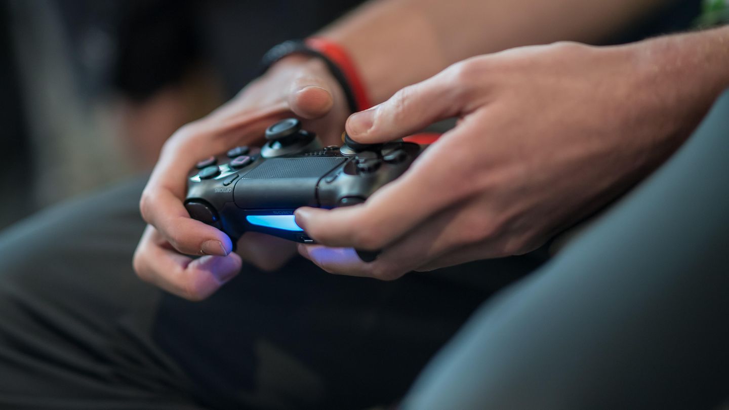 Ein Junge spielt Playstation