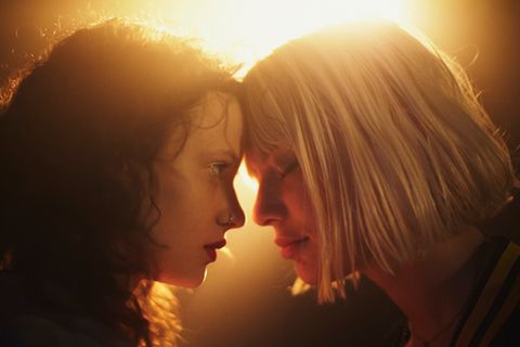 C. (Jana McKinnon) und Nike (Alli Neumann) erleben einen Trip durch mehrere schlaflose Nächte.
