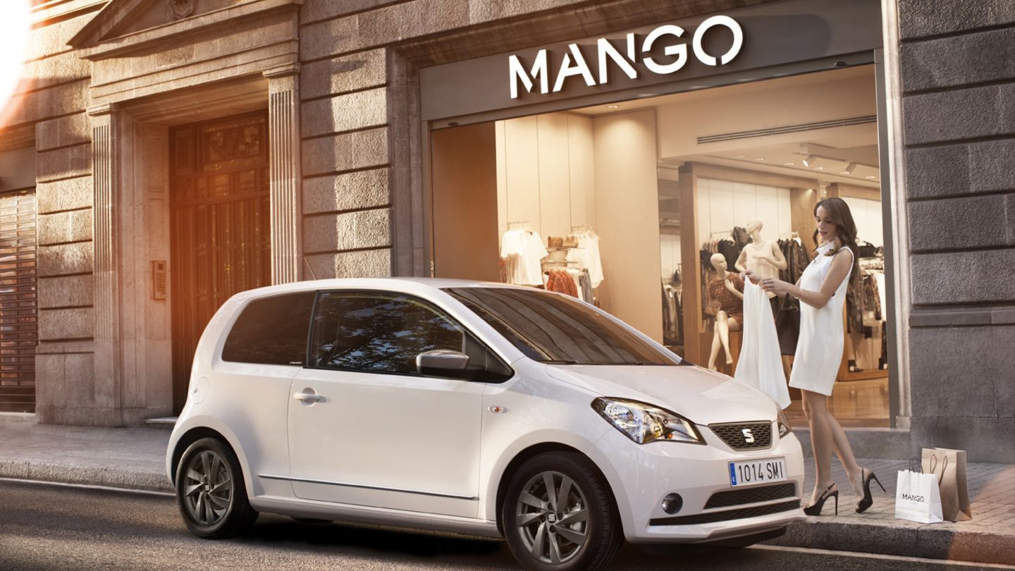Seat Mii  Wenn es ein wirklich kleiner Wagen sein soll, können Sie sich den Seat Mii ansehen. Er ist weitgehend baugleich mit den VW up und Skoda Citigo – aber gebraucht billiger. Den schickeren VW up gibt es weit häufiger, er ist aber auch gebraucht spürbar teurer. Seat Mii bietet Platz für zwei Personen mit Gepäck. Mit nur 3,56 Metern Länge lässt sich der Winzling leicht manövrieren. Der Parkplatzstress ist deutlich geringer als bei einem ausgewachsenen Auto.  Brauchbare Gebrauchte gibt es ab etwa 4000 Euro. Vorteil: Sie sind nicht uralt. Achten Sie auf den Tachostand. Manche Fahrzeuge haben wenig Kilometer auf der Uhr, aber ein Kleinstwagen, der im Einsatz eines Pflege- oder Lieferdienstes 150.000 Kilometer gelaufen hat, hat seine besten Tage lange hinter sich.  Preisbeispiel: Seat Mii Style – 60 PS – Erstzulassung 04/2013 – Kilometerstand: 82.400 - Preis: 4200 Euro