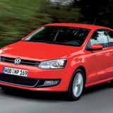 Volkswagen Polo  In der ab 2008 gebauten Generation ist der Polo ein absolut erwachsenes Auto was Aussehen, Platz und Fahrverhalten angeht. Im Vergleich zu den Kleinstwagen ist die angebotene Ausstattung im Gebrauchtwagenmarkt besser. Außerdem werden auch Modelle mit stärkeren Motoren angeboten. Wer nach Budget kauft, muss sich um das zickige DSG-Getriebe keine Sorgen machen, weil es bei billigen Modellen nicht dabei ist. Der Polo wird von Volkswagen in der ganzen Bandbreite von Sparmodell bis zum luxuriösen Sportwagen angeboten. Aber mehr Auto heißt auch höhere Preise und das Preisniveau des Polos ist ohnehin höher als das der Mitbewerber.  Preisbeispiel: Volkswagen Polo V Trendline – 69 PS – Erstzulassung 05/2010 - Kilometerstand 64.000 km – Preis 4500 Euro.