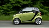Smart fortwo  Der Smart ist das kleinste Fahrzeug, was man bekommen kann. Den Winzling kann man noch in Lücken quetschen, an denen alle anderen vorbeifahren müssen. Platz ist nur für zwei Personen, die sitzen aber komfortabel. Und sicher: Die Sicherheitsausstattung ist vorbildlich. Die zweite Generation wurde zwischen 2007 und 2014 gebaut und hat einige Probleme der ersten zumindest gemildert. Ein fahraktives Auto wurde der Smart zwar immer noch nicht, aber für die Stadt reicht es sicher. Das Fahrzeug gibt es nur mit Halbautomatik.  Vorsicht: Im Gebrauchtwagenmarkt tummeln sich viele Smarts, die von Lieferdiensten geschrubbt wurden. Von diesen Angeboten sollte man Abstand nehmen.  Preisbeispiel: Smart smart fortwo coupe – 61 PS – Erstzulassung 05/2010 – Kilometerstand 74.955 km – Preis: 3100 Euro