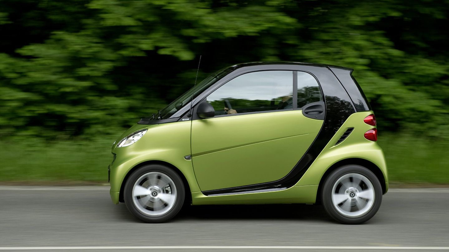 Smart fortwo  Der Smart ist das kleinste Fahrzeug, was man bekommen kann. Den Winzling kann man noch in Lücken quetschen, an denen alle anderen vorbeifahren müssen. Platz ist nur für zwei Personen, die sitzen aber komfortabel. Und sicher: Die Sicherheitsausstattung ist vorbildlich. Die zweite Generation wurde zwischen 2007 und 2014 gebaut und hat einige Probleme der ersten zumindest gemildert. Ein fahraktives Auto wurde der Smart zwar immer noch nicht, aber für die Stadt reicht es sicher. Das Fahrzeug gibt es nur mit Halbautomatik.  Vorsicht: Im Gebrauchtwagenmarkt tummeln sich viele Smarts, die von Lieferdiensten geschrubbt wurden. Von diesen Angeboten sollte man Abstand nehmen.  Preisbeispiel: Smart smart fortwo coupe – 61 PS – Erstzulassung 05/2010 – Kilometerstand 74.955 km – Preis: 3100 Euro