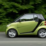 Smart fortwo  Der Smart ist das kleinste Fahrzeug, was man bekommen kann. Den Winzling kann man noch in Lücken quetschen, an denen alle anderen vorbeifahren müssen. Platz ist nur für zwei Personen, die sitzen aber komfortabel. Und sicher: Die Sicherheitsausstattung ist vorbildlich. Die zweite Generation wurde zwischen 2007 und 2014 gebaut und hat einige Probleme der ersten zumindest gemildert. Ein fahraktives Auto wurde der Smart zwar immer noch nicht, aber für die Stadt reicht es sicher. Das Fahrzeug gibt es nur mit Halbautomatik.  Vorsicht: Im Gebrauchtwagenmarkt tummeln sich viele Smarts, die von Lieferdiensten geschrubbt wurden. Von diesen Angeboten sollte man Abstand nehmen.  Preisbeispiel: Smart smart fortwo coupe – 61 PS – Erstzulassung 05/2010 – Kilometerstand 74.955 km – Preis: 3100 Euro