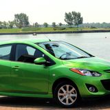 Mazda 2  Der Mazda 2 gehört zu den solidesten Kleinwagen seiner Klasse. Gut gepflegt hält er lange durch. Die Optik kann man getrost mit "unauffällig" beschreiben. Den Mazda gibt es meist nur mit schwachen Einstiegsmotoren, für Einsteiger sollte das allerdings kein Hinderungsgrund sein. Als Preisbeispiel haben wir einen Mazda 2 von 2010 ausgesucht. Mit weniger als 30.000 Kilometer ist das Garagenfahrzeug wenig gelaufen und punktet mit nur einem Vorbesitzer.  Preisbeispiel: Mazda 2 1.3 Sport Dynamic – 86 PS - Erstzulassung 05/2010 – Kilometerstand 28.435 – Preis 4750