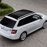 Skoda Fabia Combi  Was tun, wenn es ein kleiner Wagen mit viel Platz sein soll? Hier wird es das Angebot sehr eng, denn die meisten Kleinwagen werden nicht als Komi gebaut. Zu den Ausnahmen gehört der Fabia. Hier bekommen zwei Personen auch ihre Sportausrüstung hinein. Der Wagen passt sogar für eine Familie mit zwei kleinen Kindern. Das Pendant von Seat sieht sportlicher aus, der Skoda bietet aber mehr Platz. Technisch ist der Fabia weitgehend identisch mit dem VW Polo. Leider liegen die Gebrauchtwagenpreise des Tschechen auch auf Polo-Niveau.  Preisbeispiel: Skoda Fabia 1.2 HTP Combi – 69 PS – Erstzulassung 04/2009 – Kilometerstand 58.000 Kilometer – Preis: 4750 Euro.