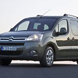 Citroën Berlingo  Ein Citroën gehört nicht zu den zuverlässigsten Autos. Aber wer wirklich viel Platz haben will und wenig bezahlen möchte, kommt um den Berlingo – oder einer seiner baugleichen Geschwister - nicht herum. Der Berlingo bietet Platz für eine ausgewachsene Familie, aber auch für Sport- plus Campingausrüstung. Kurzum: Er ist das Ersatzfahrzeug, wenn man sich einen VW Multivan nicht leisten kann. Aber der geräumige Wagen ist neu und gebraucht teurer als Autos aus der Polo-Corsa-Fiesta-Klasse.  Der Berlingo ist ein ziemlich breiter Wagen – enge Gassen und knappe Parkplätze werden für einen Anfänger zur Herausforderung. Je nach Ausstattung kann der Lieferwagen recht wohnlich werden. Wer häufig etwas Größeres transportieren will, sollte nach einem Modell Ausschau halten, bei dem die zweite Reihe aus drei einzeln herausnehmbaren Einzelsitzen besteht. Beim Gebrauchtwagenkauf sollte man den Wagen von einem Profi in Augenschein nehmen lassen.  Preisbeispiel: Citroën Berlingo Multispace – 111 PS – Erstzulassung 12/2010 – Kilometerstand 78.000 Kilometer – Preis: 5500 Euro.