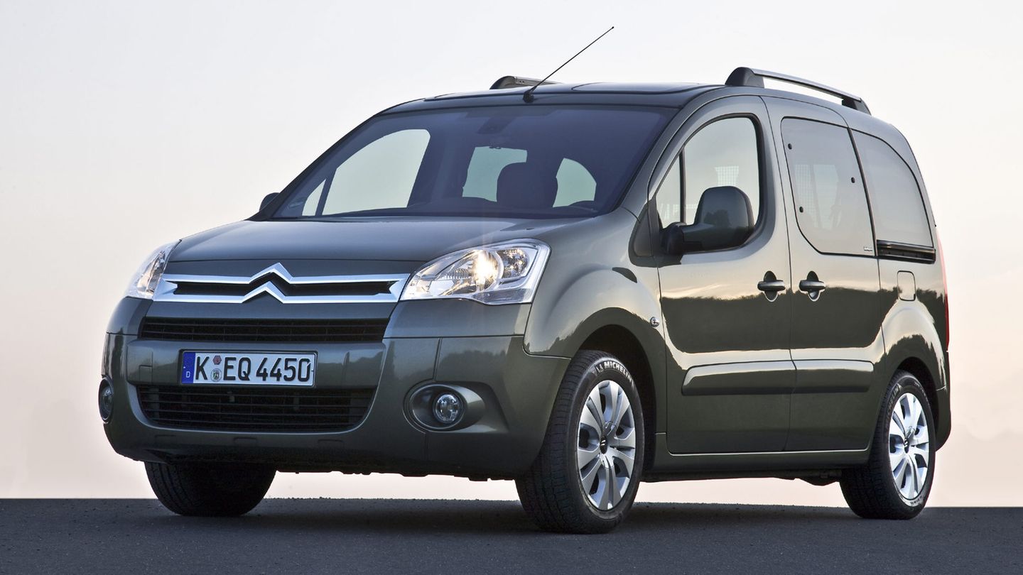 Citroën Berlingo  Ein Citroën gehört nicht zu den zuverlässigsten Autos. Aber wer wirklich viel Platz haben will und wenig bezahlen möchte, kommt um den Berlingo – oder einer seiner baugleichen Geschwister - nicht herum. Der Berlingo bietet Platz für eine ausgewachsene Familie, aber auch für Sport- plus Campingausrüstung. Kurzum: Er ist das Ersatzfahrzeug, wenn man sich einen VW Multivan nicht leisten kann. Aber der geräumige Wagen ist neu und gebraucht teurer als Autos aus der Polo-Corsa-Fiesta-Klasse.  Der Berlingo ist ein ziemlich breiter Wagen – enge Gassen und knappe Parkplätze werden für einen Anfänger zur Herausforderung. Je nach Ausstattung kann der Lieferwagen recht wohnlich werden. Wer häufig etwas Größeres transportieren will, sollte nach einem Modell Ausschau halten, bei dem die zweite Reihe aus drei einzeln herausnehmbaren Einzelsitzen besteht. Beim Gebrauchtwagenkauf sollte man den Wagen von einem Profi in Augenschein nehmen lassen.  Preisbeispiel: Citroën Berlingo Multispace – 111 PS – Erstzulassung 12/2010 – Kilometerstand 78.000 Kilometer – Preis: 5500 Euro.