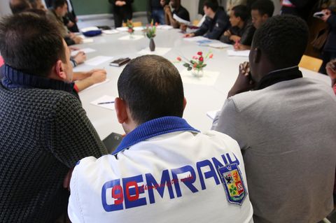 Von den Befragten ohne Migrationshintergrund sind rund 60 Prozent dafür, weiterhin Flüchtlinge aufzunehmen, allerdings mit einer Obergrenze