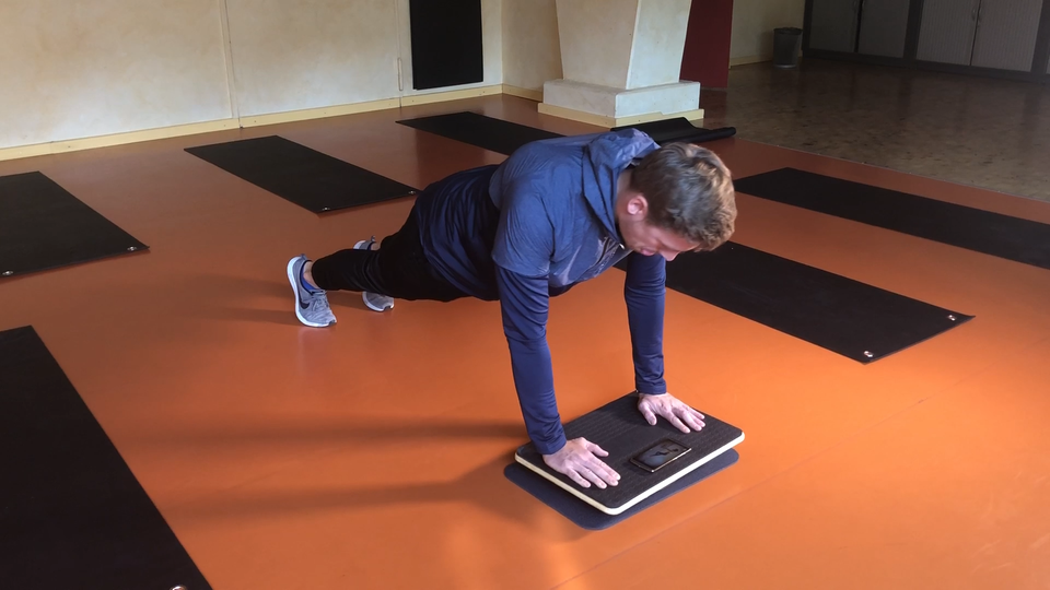 Fitnesstrainer Nikolas Matthies testes ein Balance-Board namens "Plankpad"