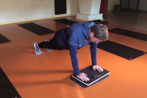 Fitnesstrainer Nikolas Matthies testes ein Balance-Board namens "Plankpad"