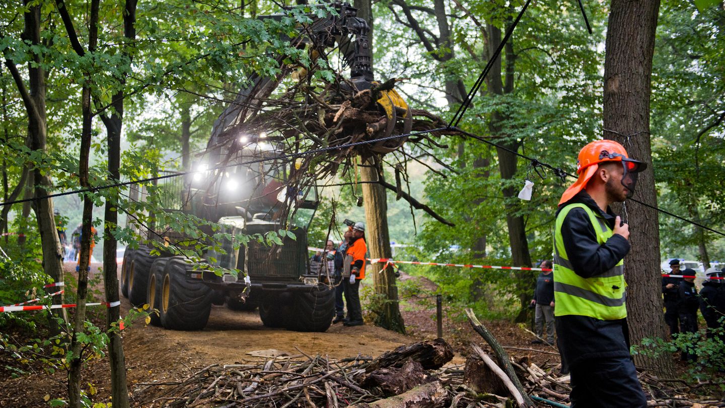 Schweres Räumgerät im Hambacher Forst