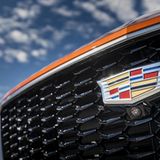 In das Wabengitter des Kühlers ist im Cadillac XT4 die Frontkamera versteckz