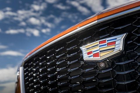 In das Wabengitter des Kühlers ist im Cadillac XT4 die Frontkamera versteckz