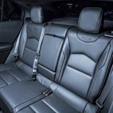 Auch hinten ist im Cadillac XT4 ausreichend Platz - zumindest für zwei