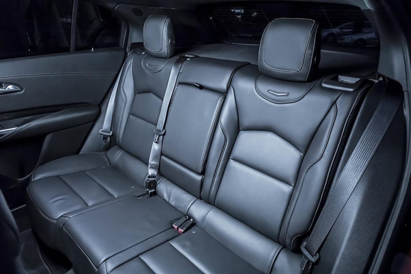 Auch hinten ist im Cadillac XT4 ausreichend Platz - zumindest für zwei