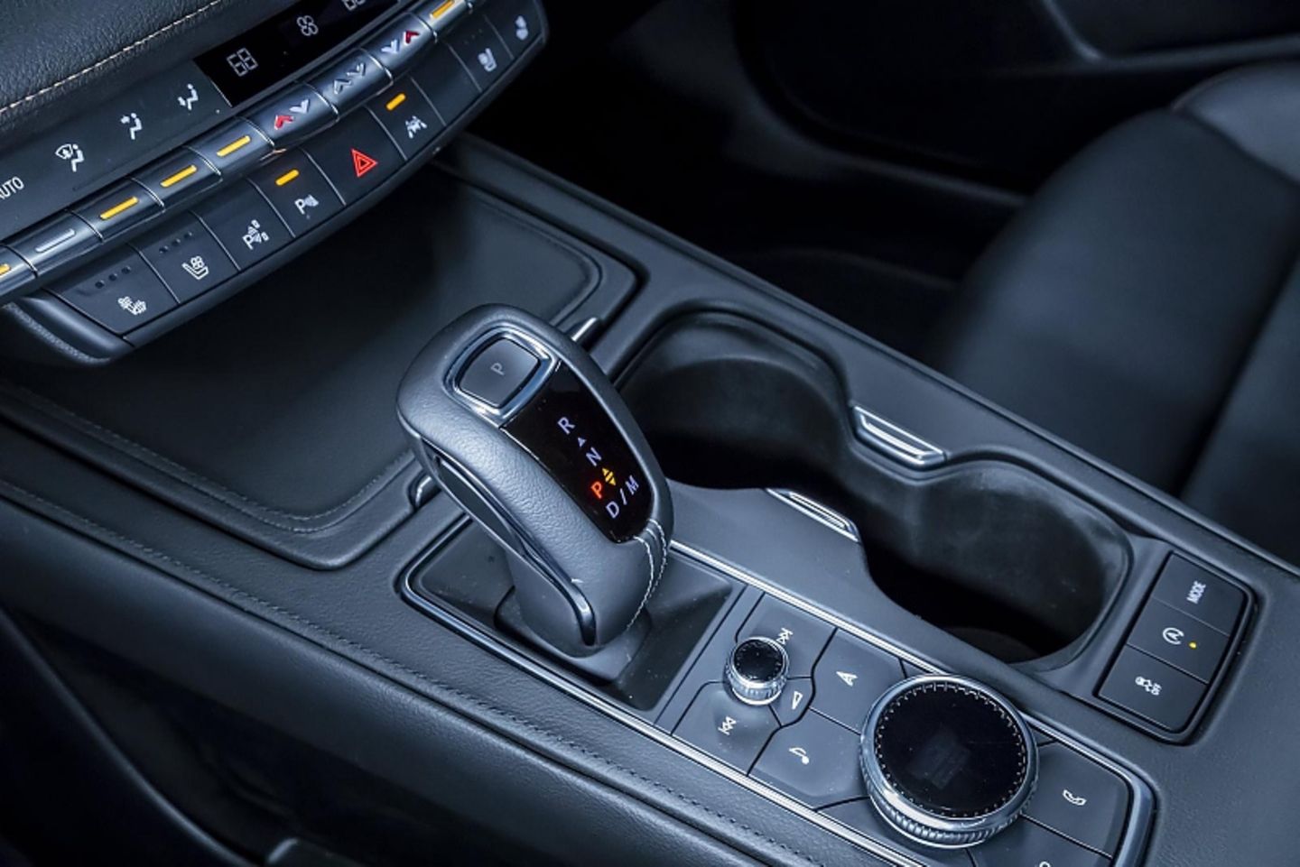 Unter dem Knauf der Automatik ist im Cadillac XT4 erstmals ein Drehknopf zur Bedienung zu finden