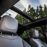 Auf Wunsch gibt es den Cadillac XT4 auch mit einem luftigen Glasdach