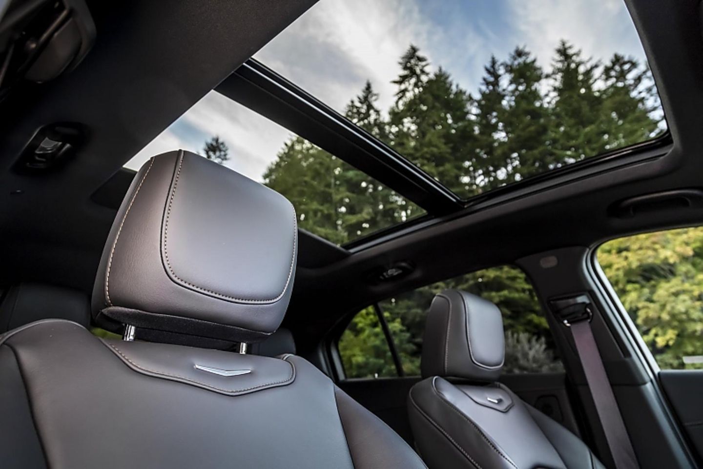 Auf Wunsch gibt es den Cadillac XT4 auch mit einem luftigen Glasdach