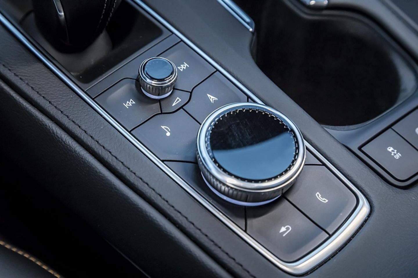 Mit dem neuen Drehknopf lassen sich im Cadillac XT4 diverse Einstellungen vornehmen