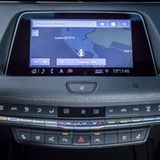 Der zentrale Bilschirm im Cadillac XT4 bietet vielfältige Informationen