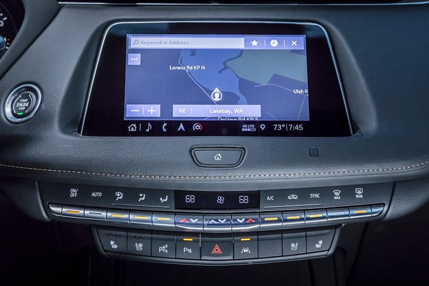Der zentrale Bilschirm im Cadillac XT4 bietet vielfältige Informationen