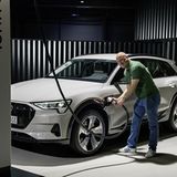 An einer 150 kW Station sind die Batterien des Audi e-tron innerhalb von einer halben Stunde gefüllt