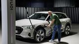An einer 150 kW Station sind die Batterien des Audi e-tron innerhalb von einer halben Stunde gefüllt