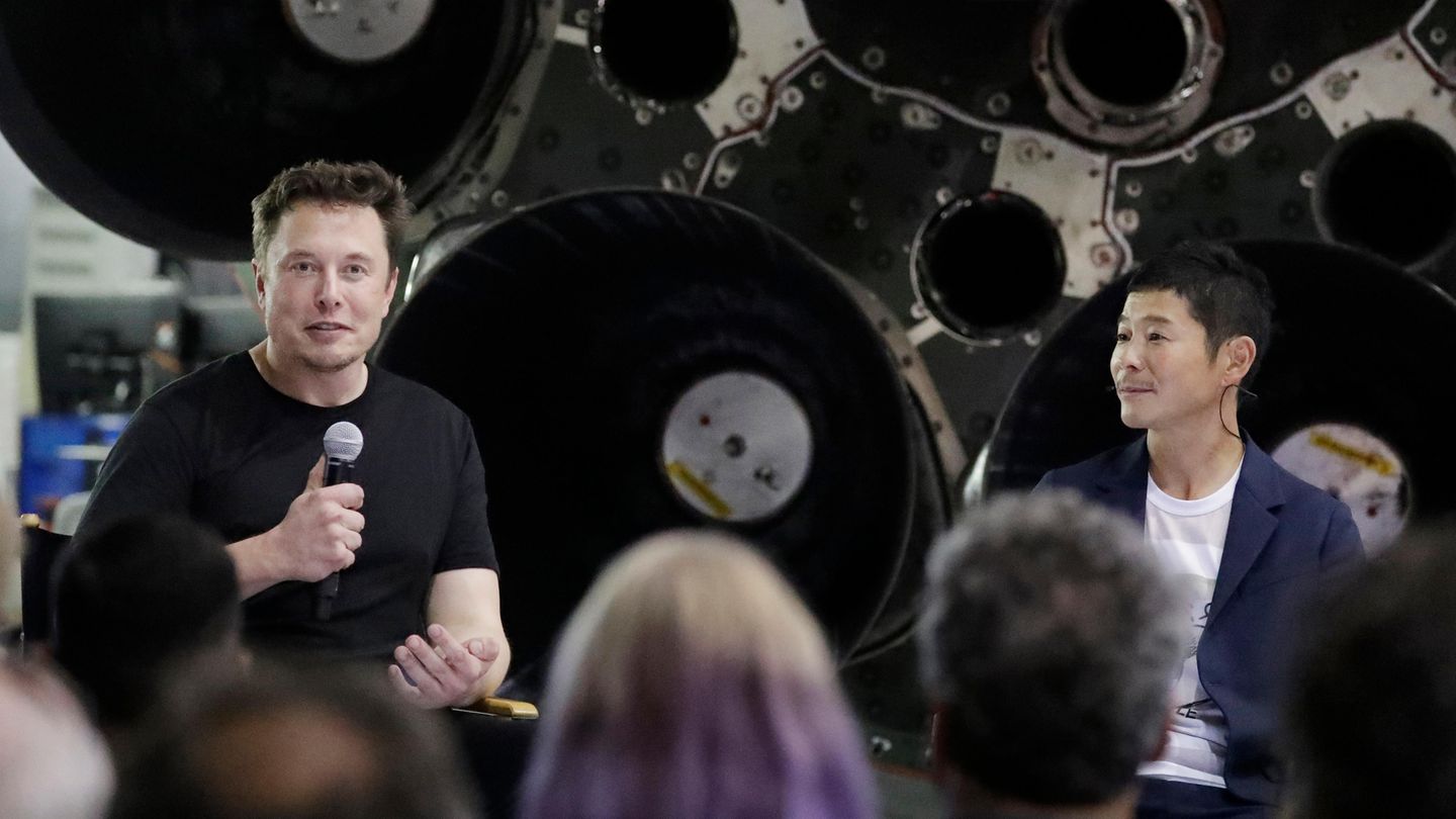Elon Musk (l.) stellt den ersten Weltraumtouristen von SpaceX vor: der Japaner Yusaku Maezawa