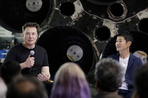 Elon Musk (l.) stellt den ersten Weltraumtouristen von SpaceX vor: der Japaner Yusaku Maezawa