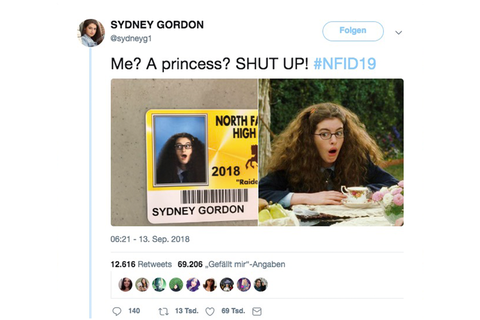 Links ein Schülerausweis mit dem nachgestellten Bild des Filmstars, der rechts im Original zu sehen ist.