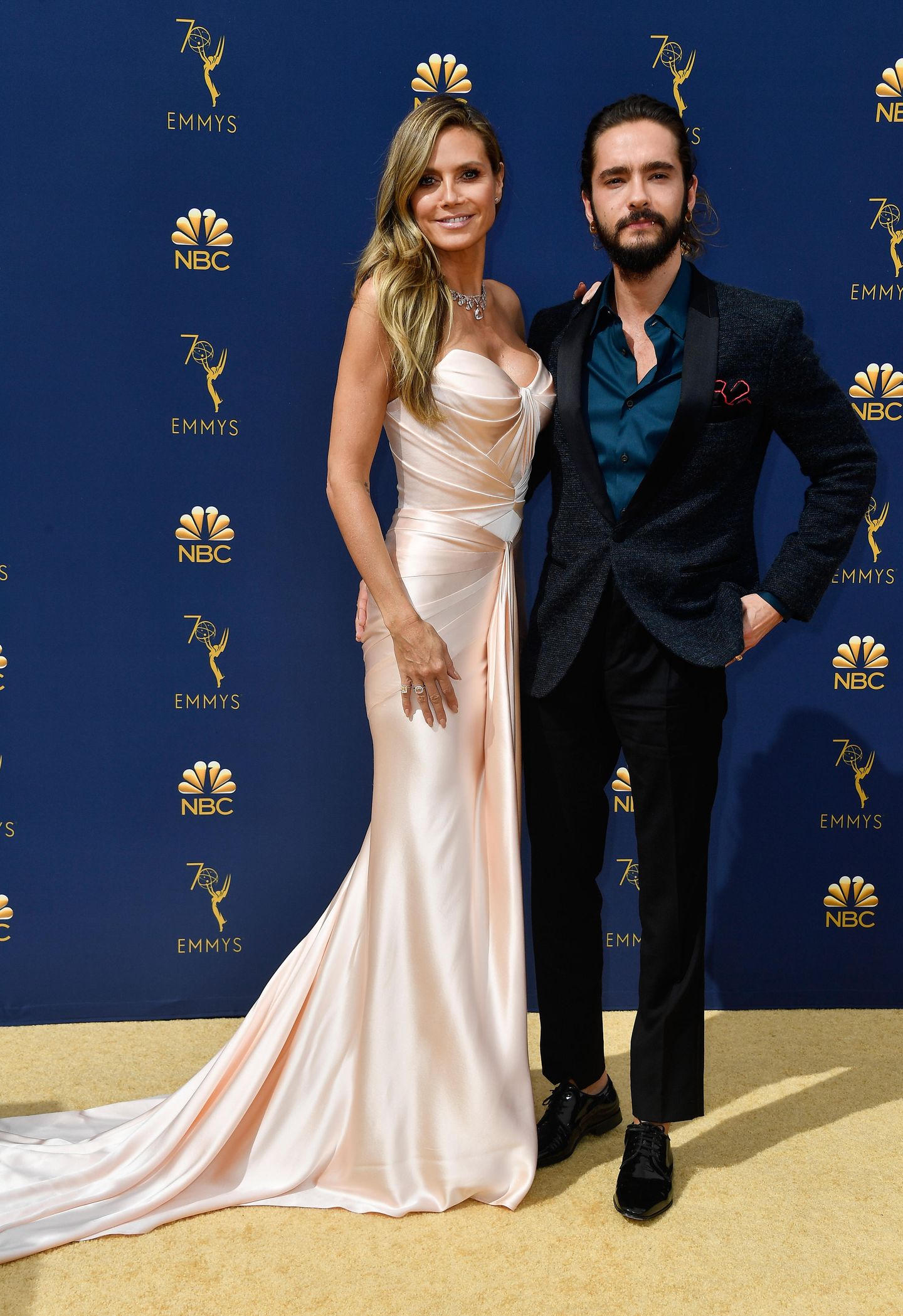 Heidi Klum brachte ihren Freund Tom Kaulitz mit zur Emmy-Verleihung. Sie kam in eleganter Seidenrobe von Zac Posen, er hingegen sieht immer etwas aus wie im Konfirmanden-Anzug.